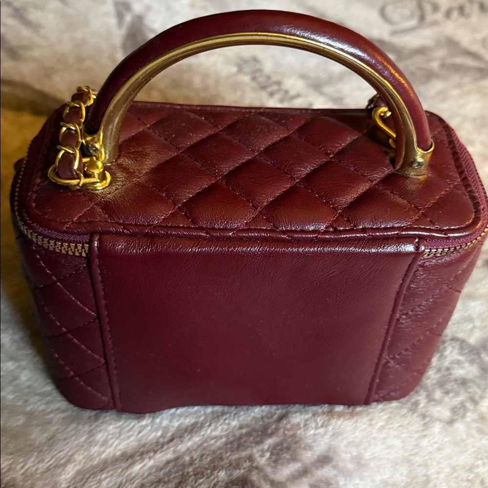 Elegant Burgundy Quilted Handbag - Picture 4 of 5